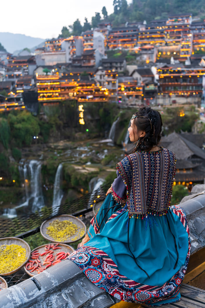 la chica biendo una gran cuidad de china